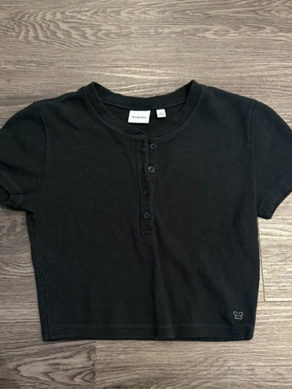 ARITZIA-SUNDAY BEST CROPPED BUTTON TEE